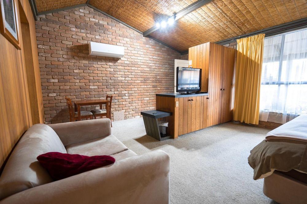Farnham Court Motel And Restaurant Morwell Dış mekan fotoğraf