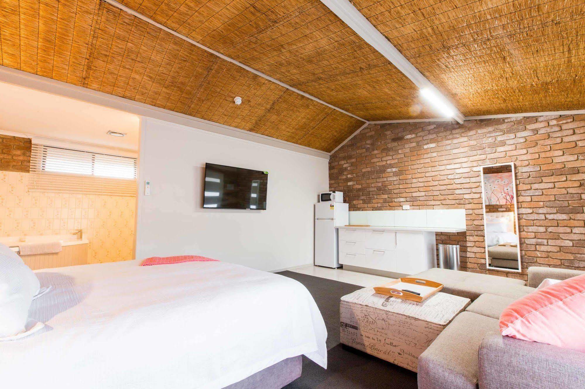 Farnham Court Motel And Restaurant Morwell Dış mekan fotoğraf